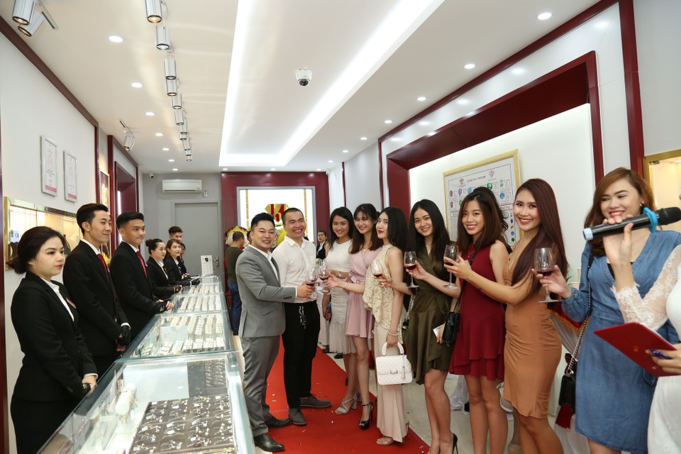 Huy Thanh Jewelry khai trương cửa hàng đầu tiên tại TPHCM - 5 Huy Thanh Jewelry khai trương cửa hàng đầu tiên tại TPHCM - 5