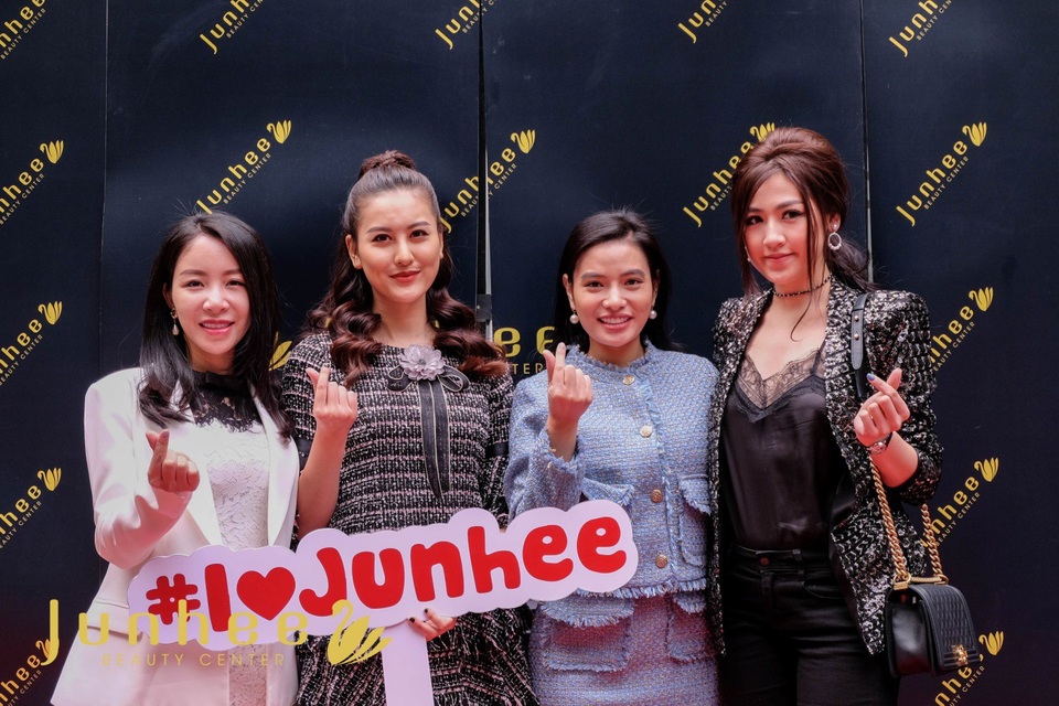 Á hậu Tú Anh, Hà Lade xinh đẹp lung linh trong ngày Black Friday - 5 Là hai cô gái nổi tiếng với sắc đẹp tự nhiên, cuốn hút nên ngoài việc mua sắm thông thường, các dịch vụ chăm sóc sắc đẹp cũng là thứ được quan tâm nhiều nhất.