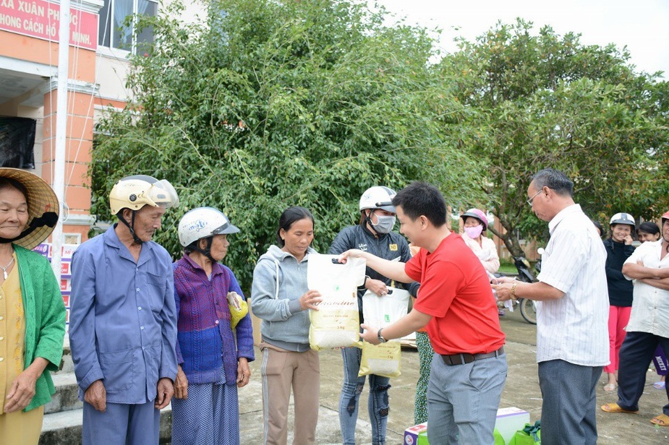 Ông Đoàn Diệp Bình, đại diện LOTTE Mart Việt Nam trao tặng những phần quà đến bà con xã Xuân Phước, huyện Đồng Xuân, tỉnh Phú Yên