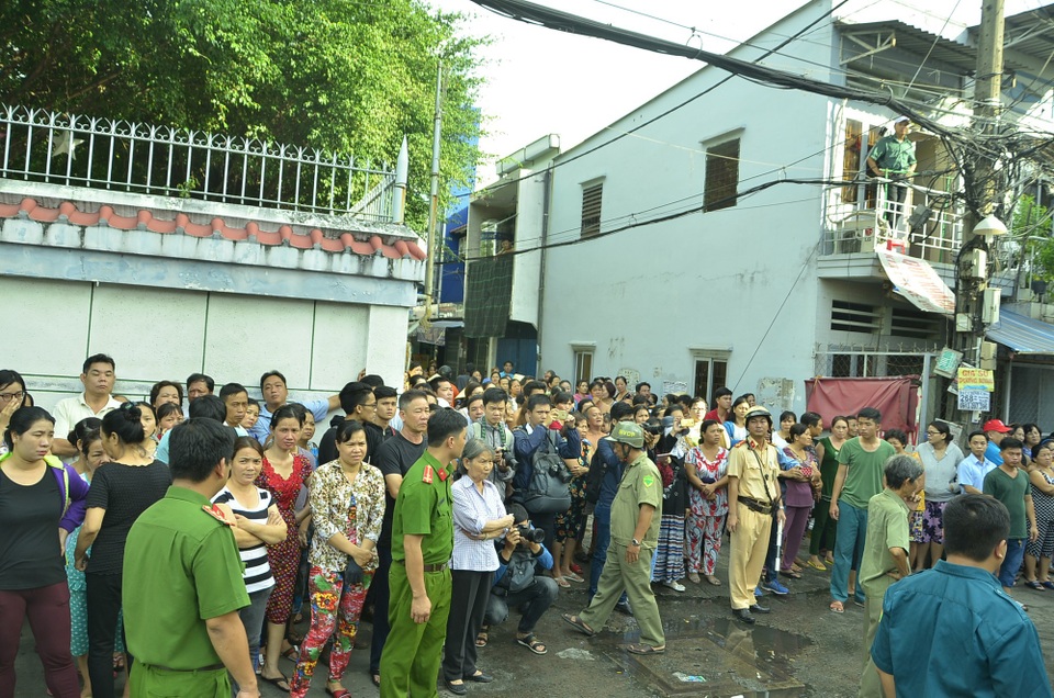 Chồng xông vào nhà đang cháy nhưng không thể cứu được vợ con - 10 Vụ cháy gây hậu quả nghiêm trọng khiến người dân bàng hoàng
