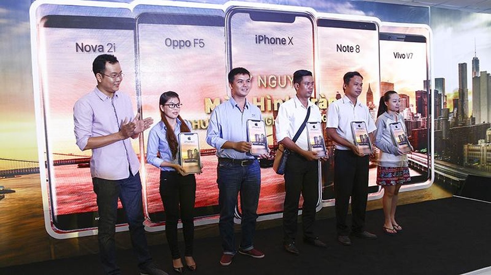 Đại diện Thế Giới Di Động trao điện thoại hot sale cho các khách hàng may mắn
