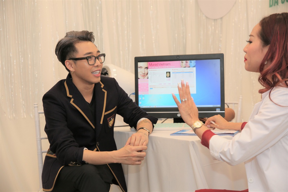 Ảnh đế Việt Nam Hứa Vĩ Văn xuất hiện tại sự kiện Murad & Hami beauty & Spa - 5 Stylist Hoàng Ku đang nhận những lời chia sẻ của chuyên gia Murad.