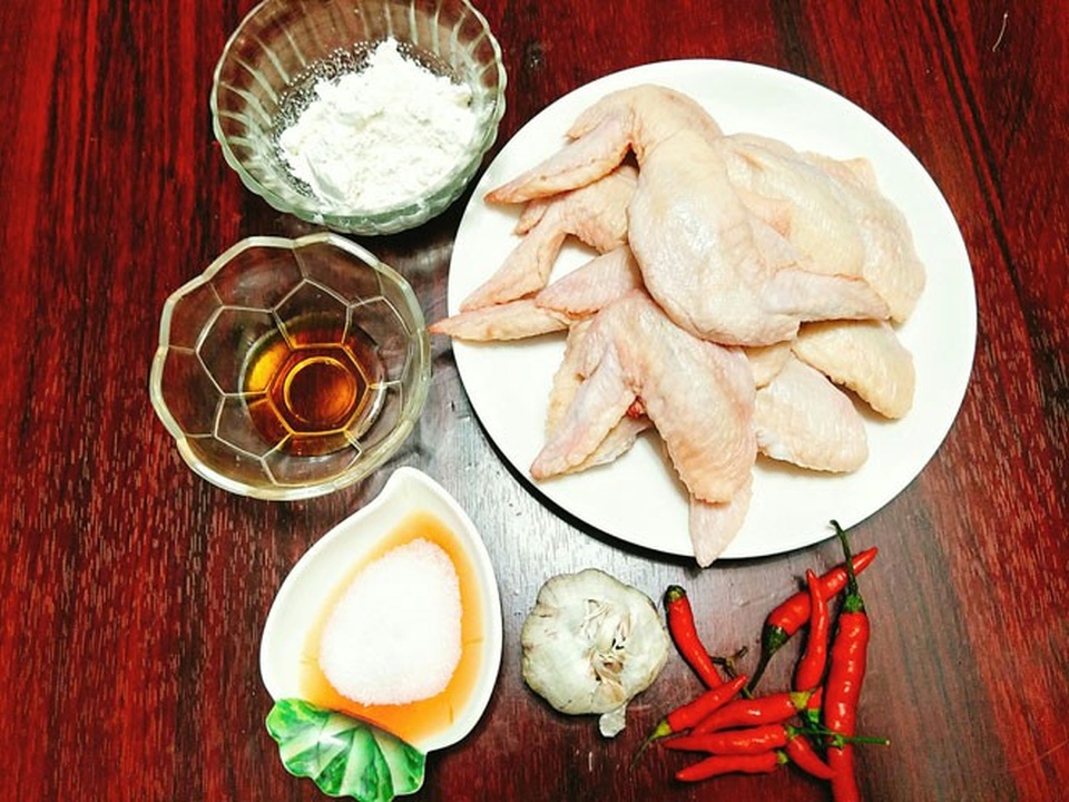 Ứa nước miếng với cánh gà chiên mắm đậm đà, giòn dai ngon đã đời - 4 Nguyên liệu làm cánh gà chiên mắm
