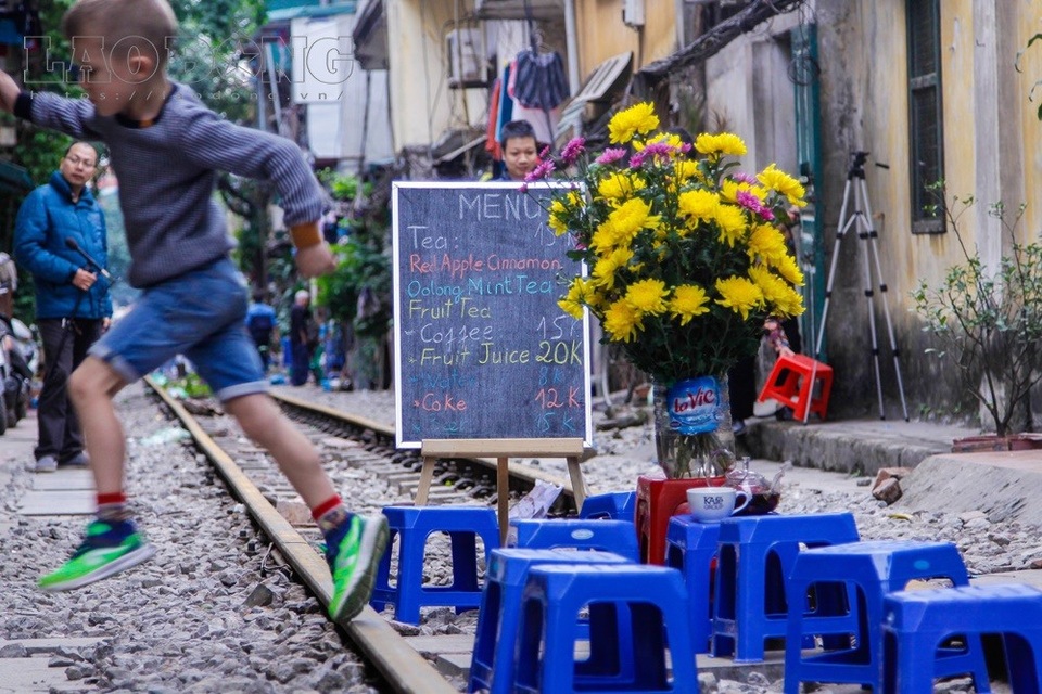 ... vài chiếc ghế nhựa, vài bông hoa cắm trong chai nước đã qua sử dụng.