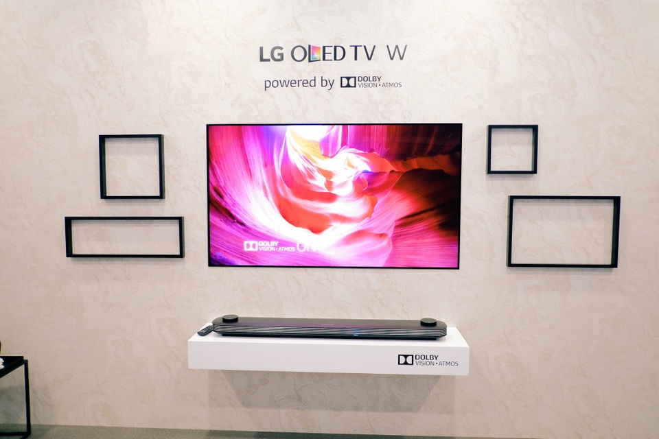 Quay ngược thời gian để xem các thế hệ TV thay đổi như thế nào - 5 LG W7 – TV OLED mỏng như tờ giấy, có thể dán lên tường tựa như một bức tranh