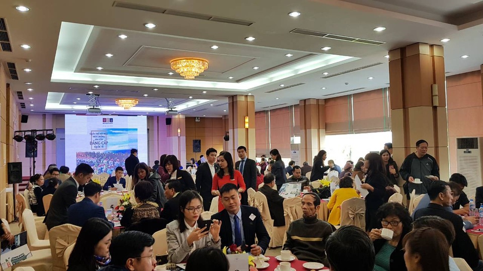 Sức hút từ dự án biệt thự nghỉ dưỡng đẳng cấp ven biển Đồ Sơn - 5 Khách hàng lắng nghe thuyết trình và tư vấn trực tiếp về cơ hội đầu tư tại dự án