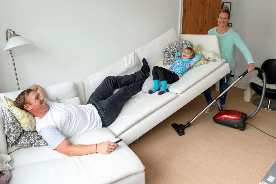 Bà mẹ khỏe nhất nước Anh: Nâng được ô tô nhưng vẫn thấy mình nữ tính - 5 Nâng cả chồng, con lẫn ghế sofa dễ dàng bằng một tay