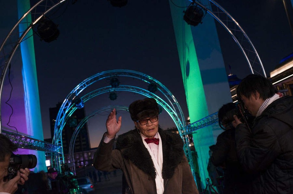 Tiết lộ cuộc sống xa hoa của giới siêu giàu Mông Cổ - 2
Bộ trưởng Bộ Lao động của Mông Cổ và thành viên đại biểu nhân dân