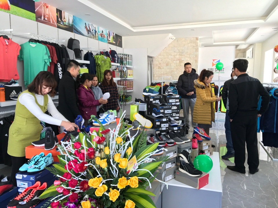 Tưng bừng khai trương Jubi Sport thứ năm tại Lai Châu - 5 Các sản phẩm giày thể thao rất được quan tâm trong ngày khai trương Jubi Sport Lai Châu