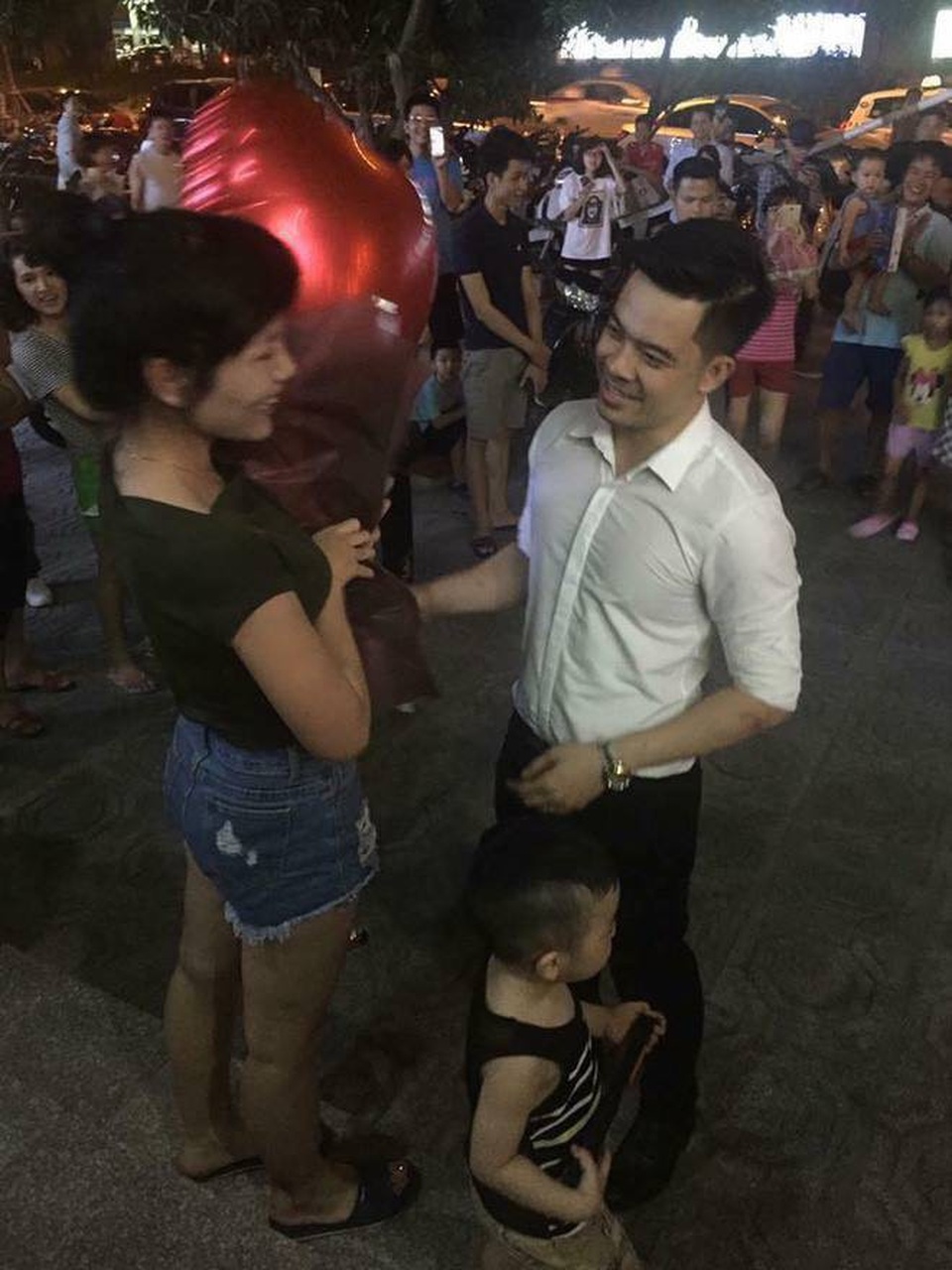 “Chồng nhà người ta” tặng quà gì mà khiến chị em phát hờn như vậy? - 2 Anh Dũng và chị Nga đã kết hôn được 6 năm và có một cậu con trai. Ảnh: I.T