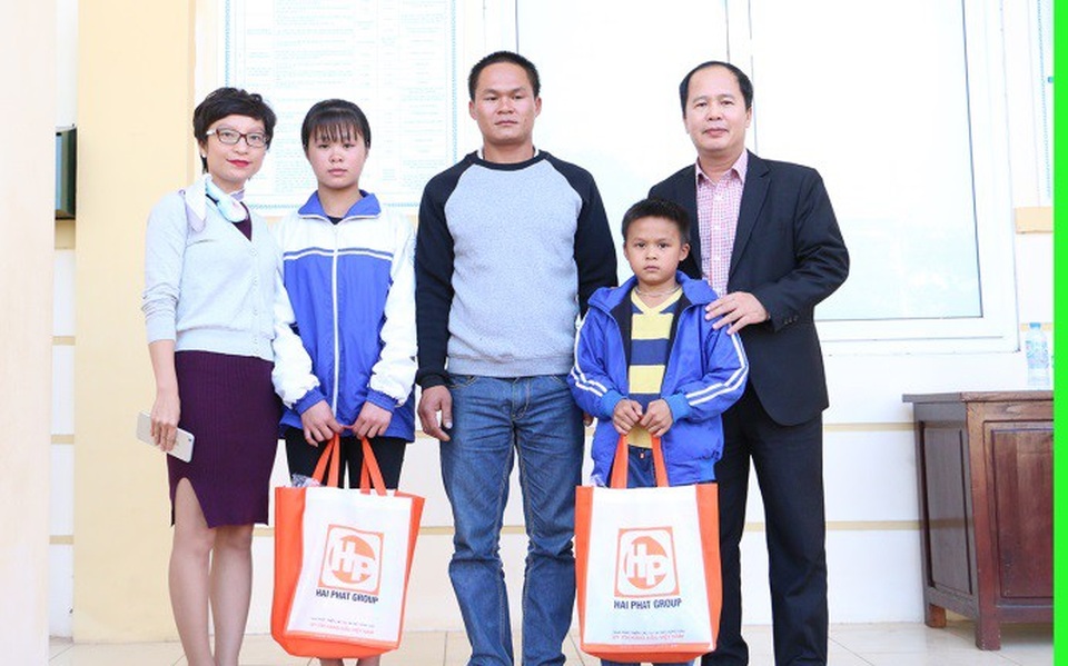 2 bộ bàn học mới đã được trao kịp thời đến với hai chị em Lò Anh Văn.