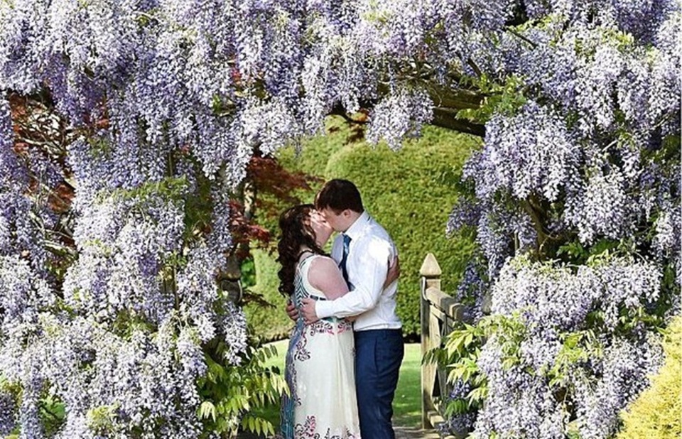 Đám cưới hạnh phúc của cặp vợ chồng cùng mắc hội chứng Down - 6 Hôn nhau nồng nàn trong “mê cung phép thuật”