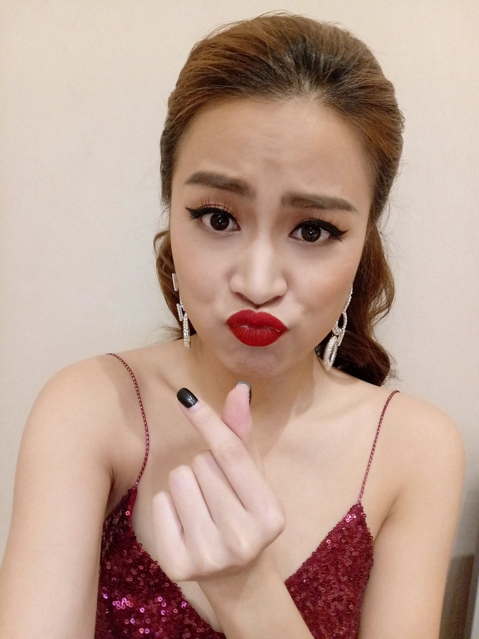 Hoàng Thùy Linh selfie cùng camera trước 20MP của Vivo V5 - 6 Có thể dễ dàng nhận thấy những thước ảnh selfie của Hoàng Thùy Linh qua ống kính của chiếc điện thoại được mệnh danh là “đỉnh selfie” này không kém cạnh gì hình ảnh được chụp thực tế bằng máy ảnh chuyên nghiệp.