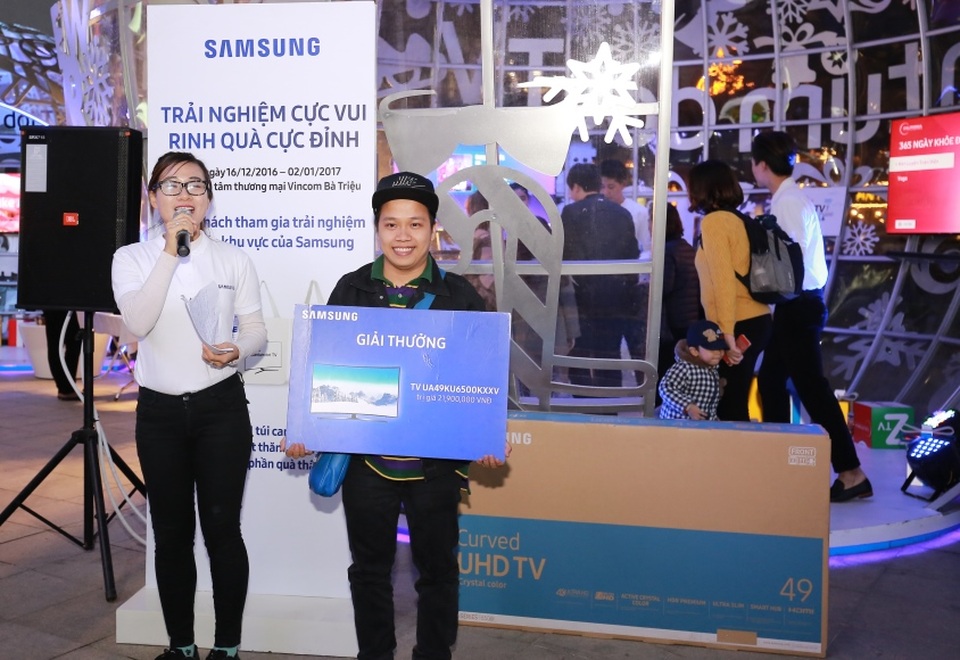Cũng nhân đầu năm mới, Samsung trao giải thưởng TV Samsung UA49KU6500KXXV dành cho các khách hàng tham gia chương trình chương trình “Trải nghiệm cực vui, rinh quà cực đỉnh”. Tại Vincom Bà Triệu, anh Đào Quốc Bằng, ngụ tại Long Biên, Hà Nội là khách hàng may mắn trúng giải.