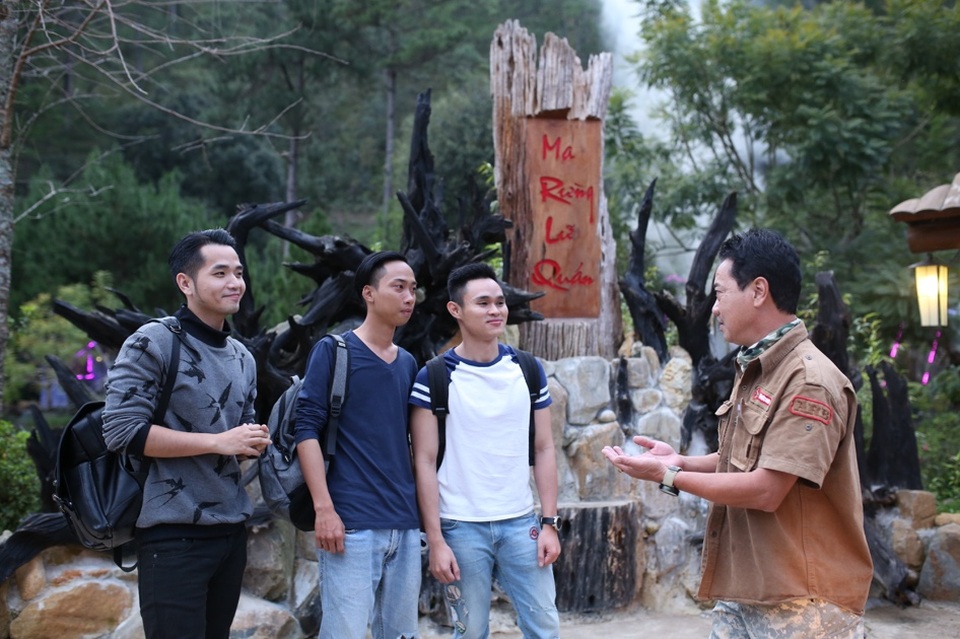 Bắt trọn những sắc thái ẩm thực độc đáo tại Đà Lạt ở cuộc thi 360 đình đám nhất 2016 - 6 Đón cả ba thành viên là chú Liêm, chủ nhân của Ma rừng lữ quán. Tại đây cả ba được giao nhiệm vụ đi hái gia vị tẩm ướp, chẻ củi nướng thịt và dựng lều ngủ qua đêm ngoài trời.