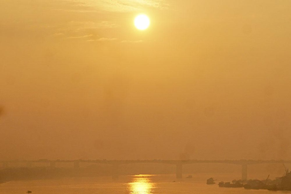 
Từ cầu Vĩnh Tuy cũng có thể ngắm nhìn mặt trời mọc phía trên cầu Thanh Trì, ánh nắng sớm mai vàng rực bao phủ khắp không gian.
