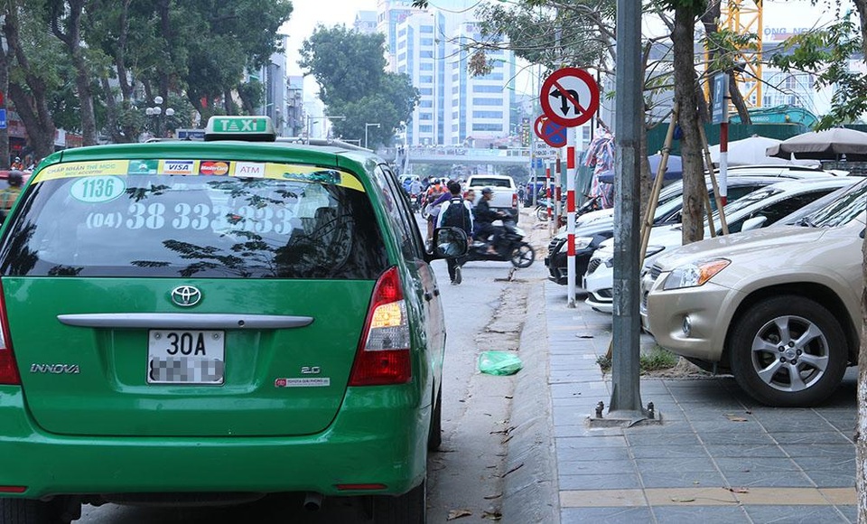 Hà Nội: Nhan nhản ô tô dừng đỗ trái phép dọc tuyến buýt nhanh BRT - 7
Cảnh xe ô tô, taxi dừng đỗ trái phép trên phố Giảng Võ hướng đi phố Láng Hạ trong giờ nghỉ trưa. Dọc tuyến phố Giảng Võ có nhiều quán ăn, cà phê, toà nhà công sở nên tình trạng các phương tiện dừng đỗ trái phép thường xuyên diễn ra.
