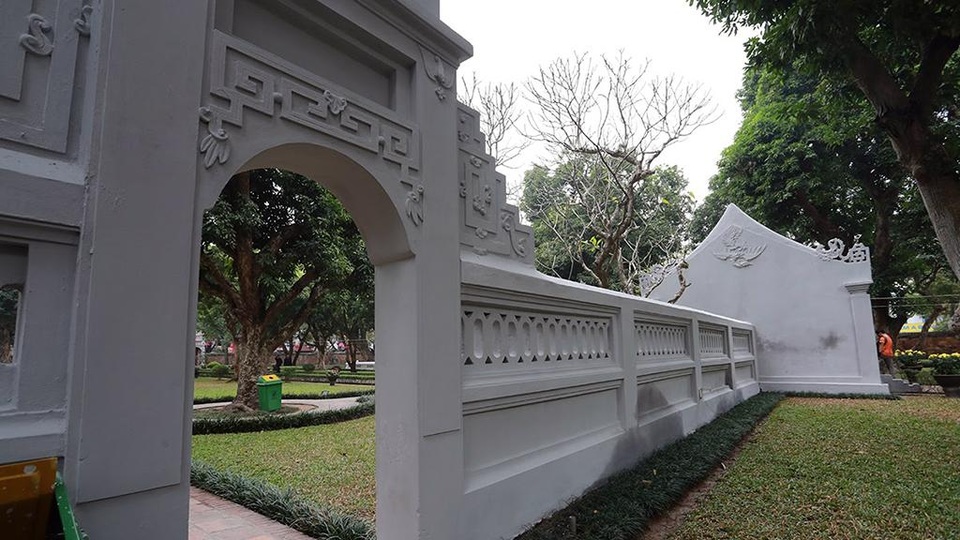 Văn Miếu - Quốc Tử Giám được phủ vôi xám thay màu tường xưa cũ - 6 Nhiều chi tiết hoa văn nổi trên tường khó nhận biết hơn khi được phủ màu mới.