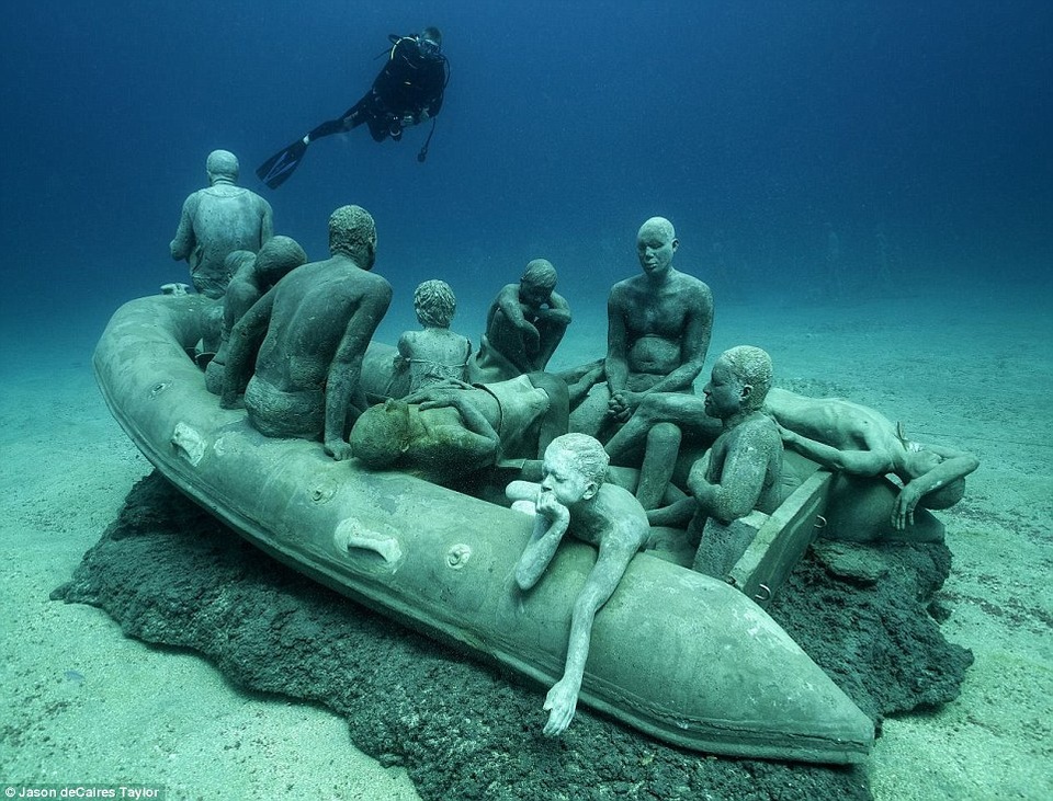 Tác phẩm mang ý nghĩa mô tả cuộc khủng hoảng tị nạn diễn ra ngoài khơi bờ biển Italia