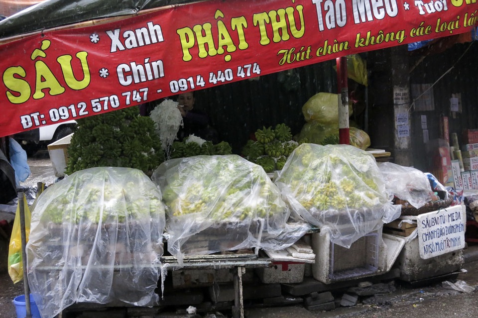 Nhịp sống Hà Nội trong mưa lạnh triền miên - 6
Hàng hóa được che chắn tránh nước mưa gây hư hỏng.