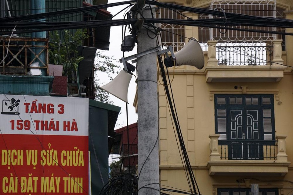 Loa phường khắp ngõ ngách Hà Nội - 6 Là hệ thống phát thanh cấp phương, xã, loa phường ở một số nơi không được chăm sóc cẩn thận dẫn đến xuống cấp, hưu hỏng. Trong ảnh là đôi loa xộc xệch trên phố Thái Hà (quận Đống Đa).