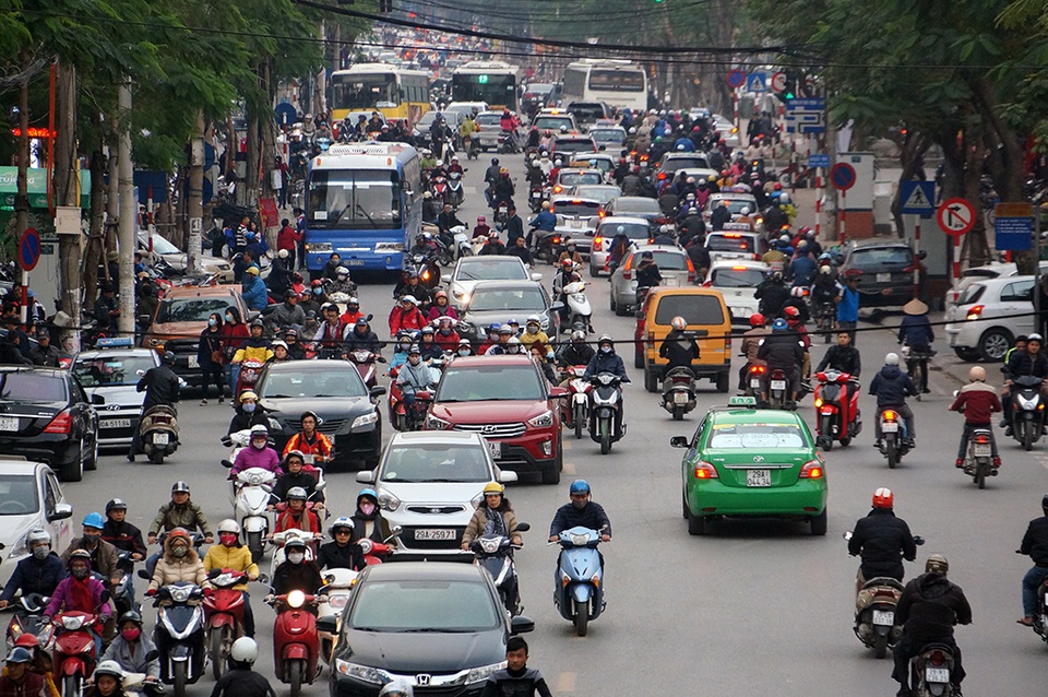 Cận Tết, giao thông khắp Hà Nội “căng như dây đàn” - 8
Phố Chùa Bộc trong giờ thấp điểm, lượng phương tiện lưu thông cao hơn bình thường, thường xuyên xảy ra ùn tắc cục bộ vì các phương tiện không tuân thủ làn đường, “mạnh ai người nấy đi”.