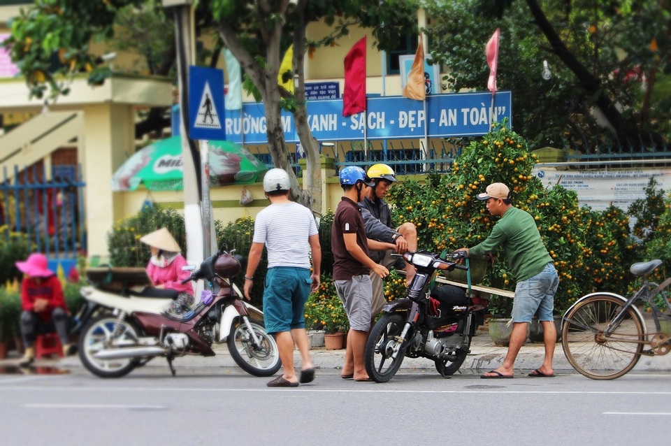 “Chen chân” sắm Tết trong phiên chợ ngày cuối năm - 13 Theo một thương lái, khi mới đưa ra bán, mỗi chậu quất dao động 400.000-500.000 đồng nhưng chiều 30 Tết họ giảm giá còn 200.000-300.000 đồng/chậu