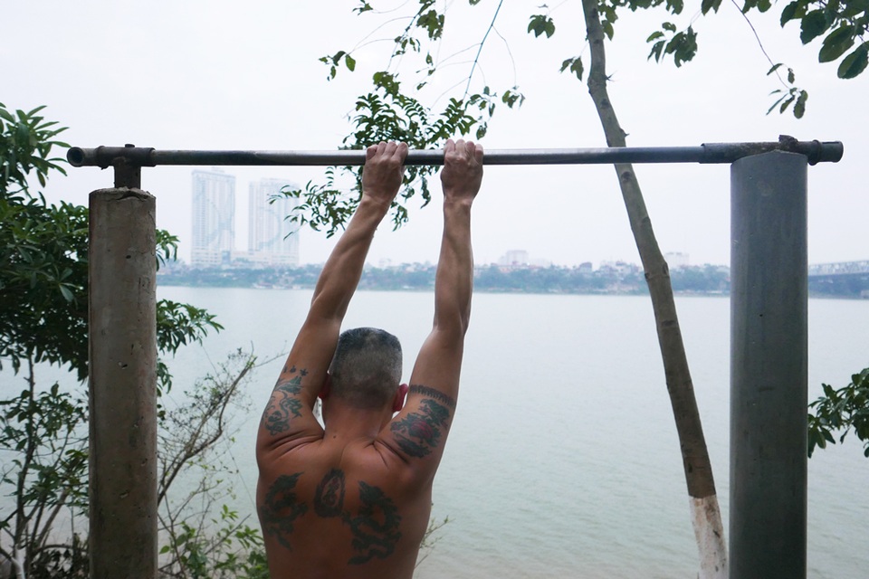 Khai xuân "độc nhất" Hà Thành: Tắm sông Hồng sáng mùng 1 Tết - 6 … và tận hưởng những phút gần gũi thiên nhiên sông nước.