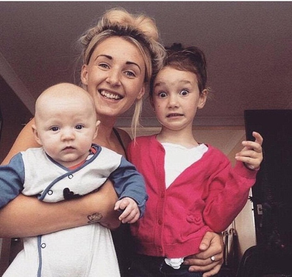 Dễ thương nhóc 21 tháng tuổi trèo cửa nhanh thoăn thoắt - 6 
Cậu bé chụp ảnh cùng mẹ và chị gái Olivia