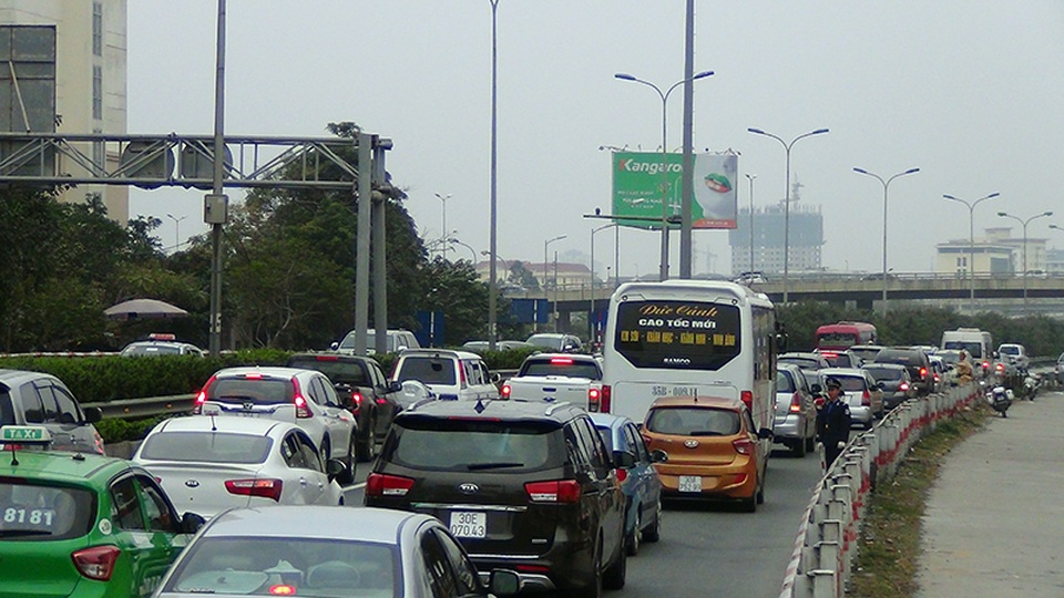 Cửa ngõ Hà Nội ken đặc người đổ về Thủ đô sau kỳ nghỉ Tết - 17 Người điểu khiển ô tô vẫn phải mất rất nhiều thời gian mới vượt qua điểm ùn tắc kéo dài hàng kilomet trên đường cao tốc Pháp Vân - Cầu Giẽ
