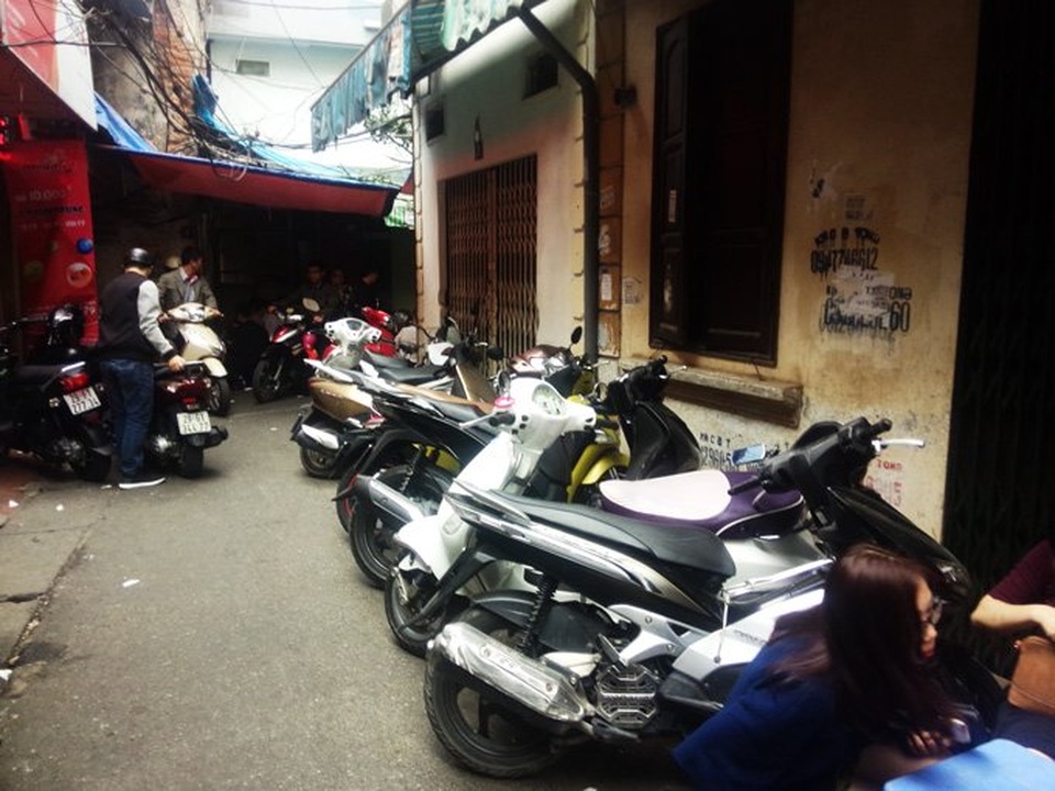 Bội thực giò thịt, dân đứng đợi 30 phút để được ăn bún cá - 6 Lối đi lại chật hẹp được tận dụng làm chỗ để xe cho khách. Ảnh: Diệu Bình