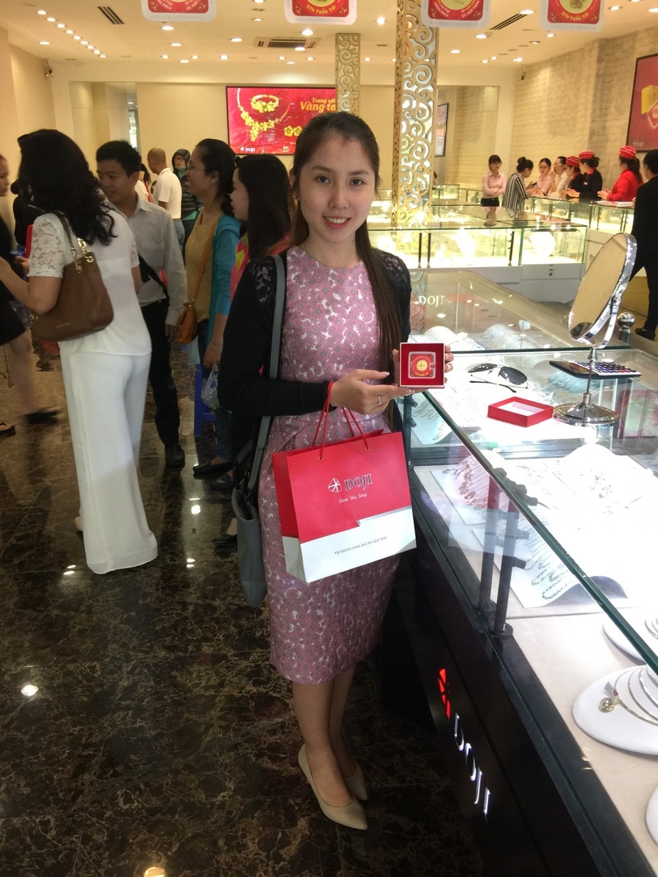 Chen chân mua Gà trống vàng cầu may từ sáng sớm - 6 Chen chân mua Gà trống vàng cầu may từ sáng sớm - 6