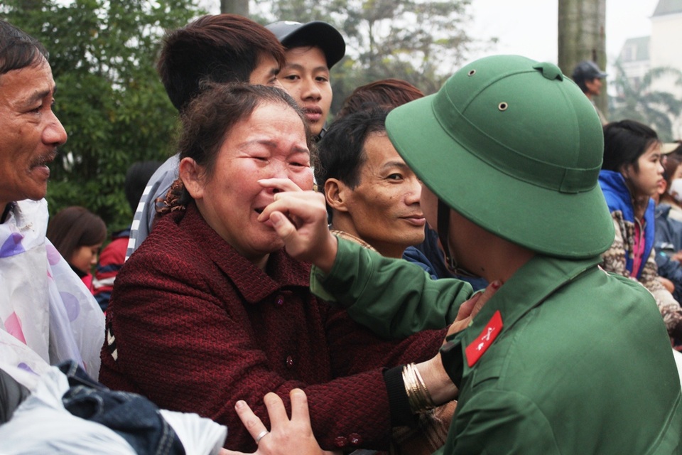 Nước mắt và nụ cười trong ngày tân binh lên đường nhập ngũ - 16 Nước mắt và nụ cười trong ngày tân binh lên đường nhập ngũ - 16
