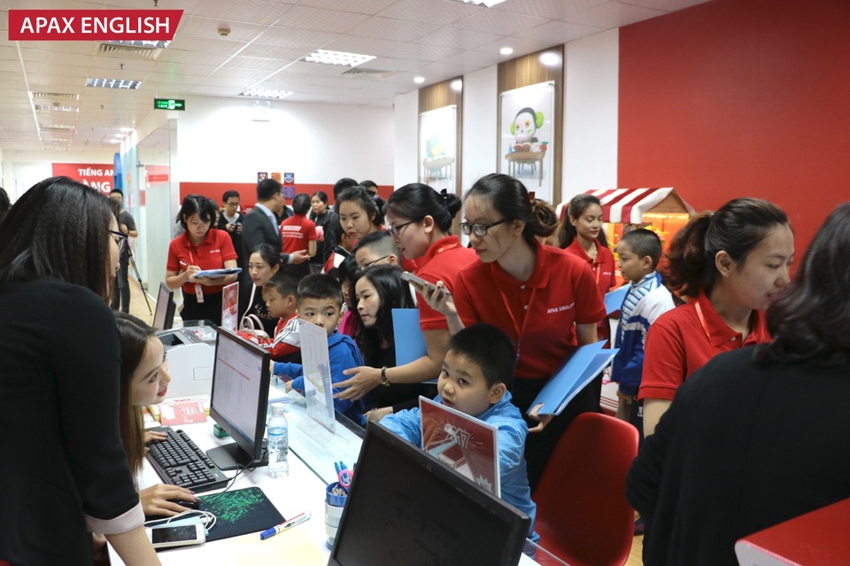 
Trung tâm đông đúc, chật kín người từ sáng sớm
