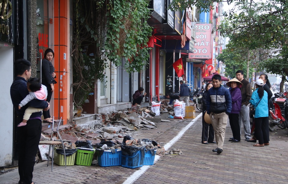 Muôn kiểu "chế" bậc tam cấp trên vỉa hè của người Hà Nội - 15
Sau khi lực lượng chức năng cùng máy móc rời đi để lại phần vỉa hè ngổn ngang vừa đập phá. Người dân tranh thủ dọn dẹp lấy lối vào nhà. Phần lớn mọi người đều ủng hộ việc lấy lại vỉa hè nhưng họ chưa bằng lòng với cách làm của cơ quan chức năng. Nhiều người cho rằng thềm nhà cũng là phần tài sản của người dân mặc dù có lấn chiếm nhưng không thể nói phá là phá ngay được.