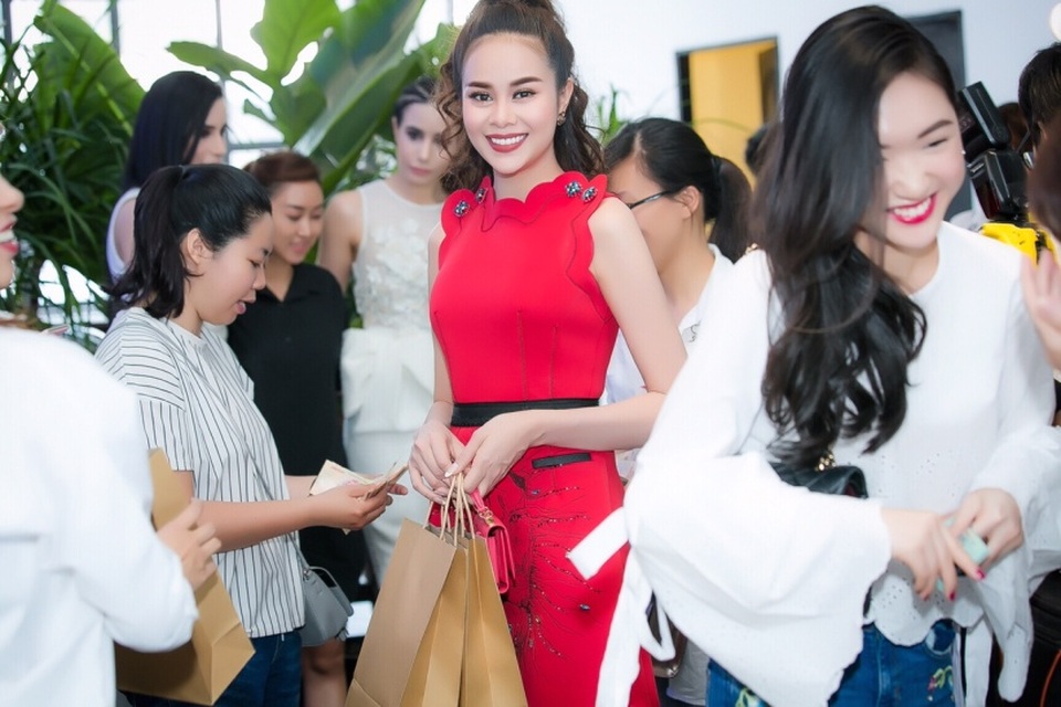 Hoa hậu Sella Trương ủng hộ dự án từ thiện vì trẻ em vùng cao - 4 Gương mặt rạng rỡ hạnh phúc với sản phẩm mua được trên tay để ủng hộ các em nhỏ