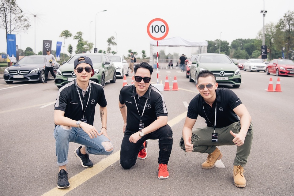 Chương trình năm nay còn có sự góp mặt của hot blogger JVevermind, MC Tùng Leo và Nam vương Quốc tế 2016 Nguyễn Hải Quân. Sau 5 ngày diễn ra sự kiện, đã có khoảng 900 khách hàng được cấp chứng chỉ hoàn thành khóa học tại Học viện Lái xe An toàn Mercedes-Benz 2017.