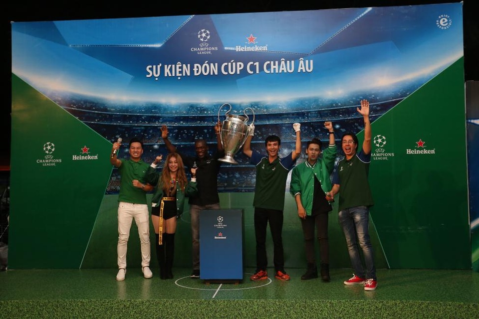 Từ thủ đô đến đất Cảng, hàng vạn tín đồ bóng đá hòa chung nhịp đập đón cúp UEFA Champions League - 6 Bằng cách tham gia trả lời câu hỏi trên Fanpage của Heineken Việt Nam, tại mỗi thành phố Hà Nội và Hải Phòng, một khán giả may mắn nhất đã được nâng cao chiếc cúp UEFA Champions League từ tay danh thủ huyền thoại Clarence Seedorf. Đây được xem là một đặc quyền chỉ dành riêng cho những nhà vô địch thực sự của giải đấu.
