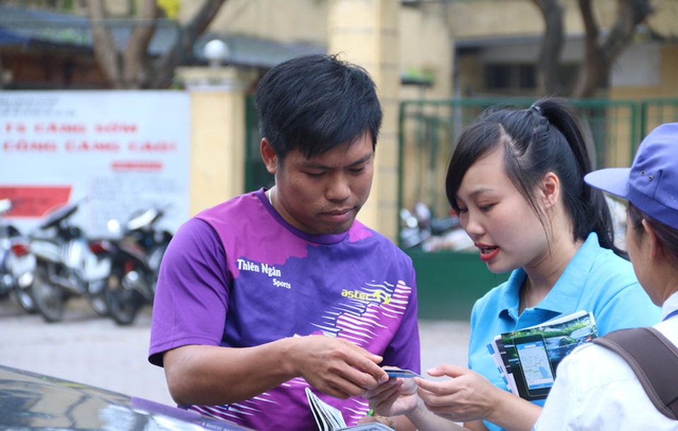 Hà Nội: Người dân lúng túng khi sử dụng công nghệ đỗ xe thông minh - 7
Trong hai ngày qua phần lớn lái xe lựa chọn việc thanh toán tiền gửi xe thông qua việc gửi tin nhắn chứ chưa tải phần mềm iParking.