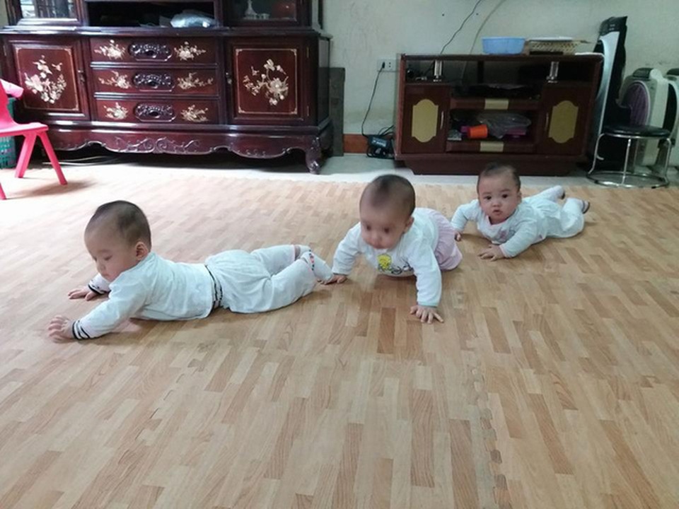 Những hình ảnh mới về 3 bé sinh cùng trứng hiếm gặp 200 triệu ca mới có 1 trên thế giới - 7 Những hình ảnh mới về 3 bé sinh cùng trứng hiếm gặp 200 triệu ca mới có 1 trên thế giới - 7