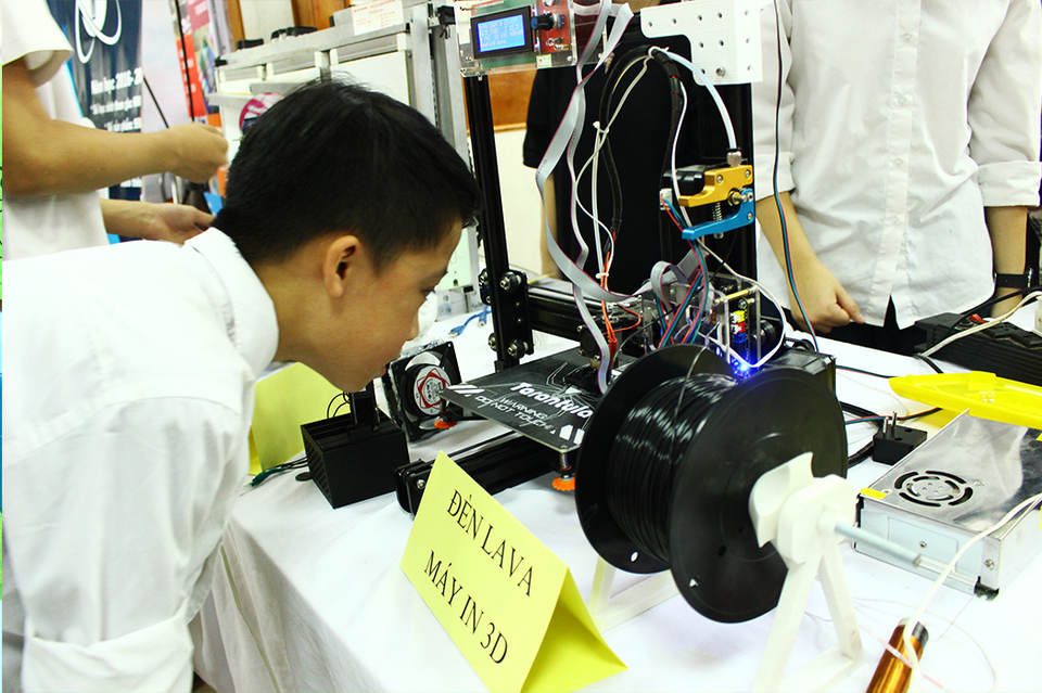 Một bạn học sinh chăm chú với sự hoạt động của chiếc máy in 3D.