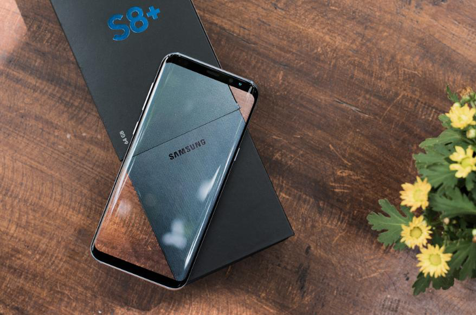 Tổng thể máy khi kết hợp với đường cong tràn viền hai cạnh tạo thành khối thống nhất và đối xứng. Trang DisplayMate đã chấm điểm A+ cho màn hình vô cực Infinity Display, trở thnhf danh hiệu Màn hình smartphone Đẹp nhất sau vài ngày Galaxy S8/S8+ ra mắt.