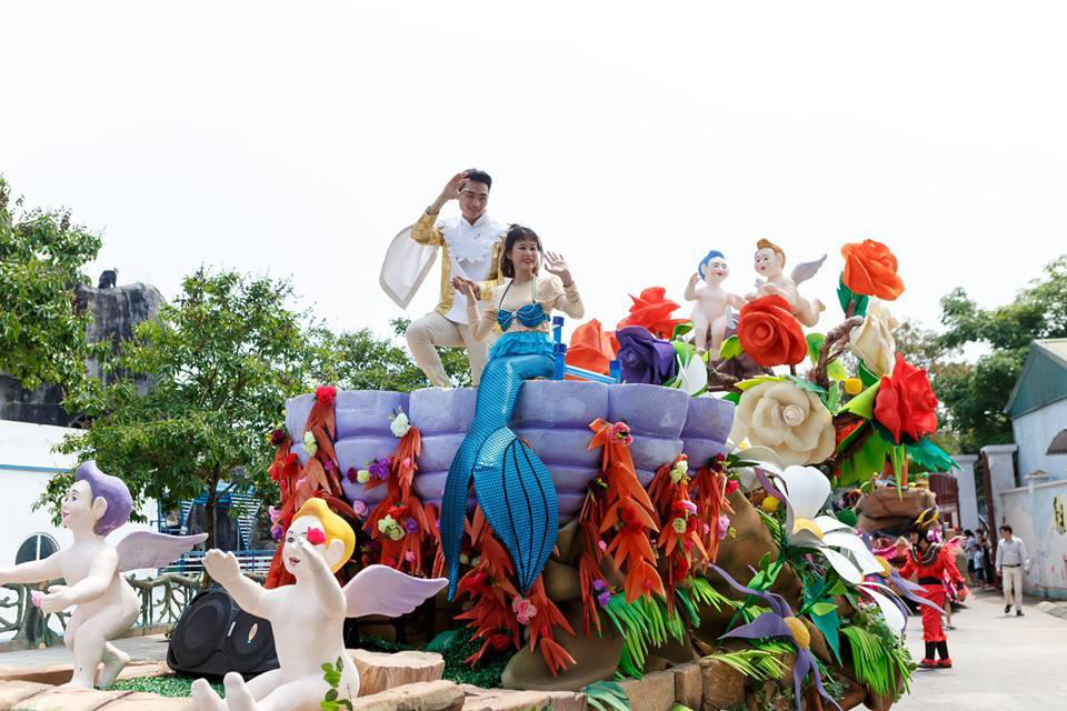 Happy Land sôi động và mát lạnh chào hè - 6 Những nhân vật mascot dễ thương hay những nhân vật công chúa - hoàng tử nổi tiếng quen thuộc với các em nhỏ. Xứ sở cổ tích với nàng tiên cá Ariel và hoàng tử Eric; Nàng công chúa Ba Tư Jasmine xinh đẹp và chàng Aladdin