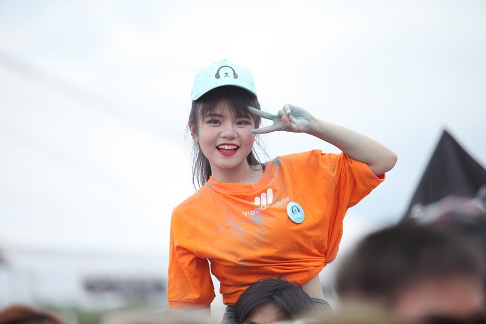 “Quẩy nhiệt tình, nhận quà hết mình” của Vietnamobile và MOOV trong Color me run - 6 … livestream mà không lo “tốn” 3G.