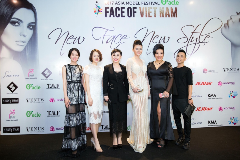 Doanh nhân Sarah Tú hội ngộ dàn sao trong sự kiện Face Of Vietnam - 6 Với hoa hậu áo dài Minh Phương, ca sĩ Thu Trang và bạn bè