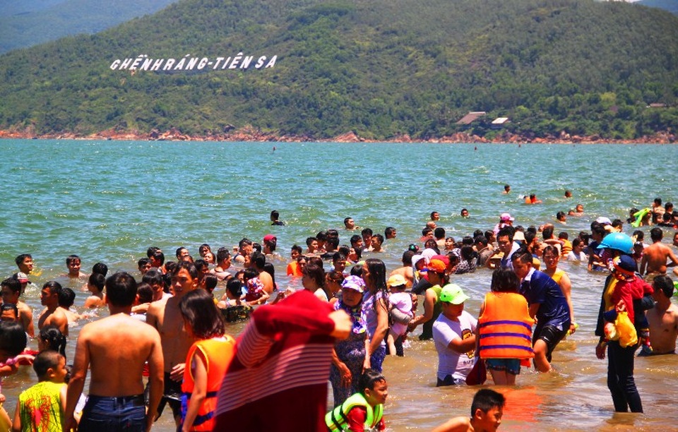 Hàng vạn người đổ xô tắm biển xả xui ngày Tết Đoan Ngọ - 6 Biển Quy Nhơn quá tải lúc 12 giờ trưa