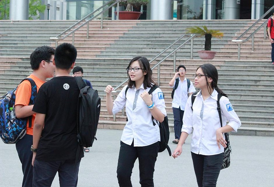Hà Nội: Thí sinh thi lớp 10 chuyên kết thúc ngày thi thứ 2 với nhiều tâm trạng - 5 Thí sinh chia sẻ, hỏi han nhau về đề thi chuyên năm nay sau khi kết thúc ngày thi.