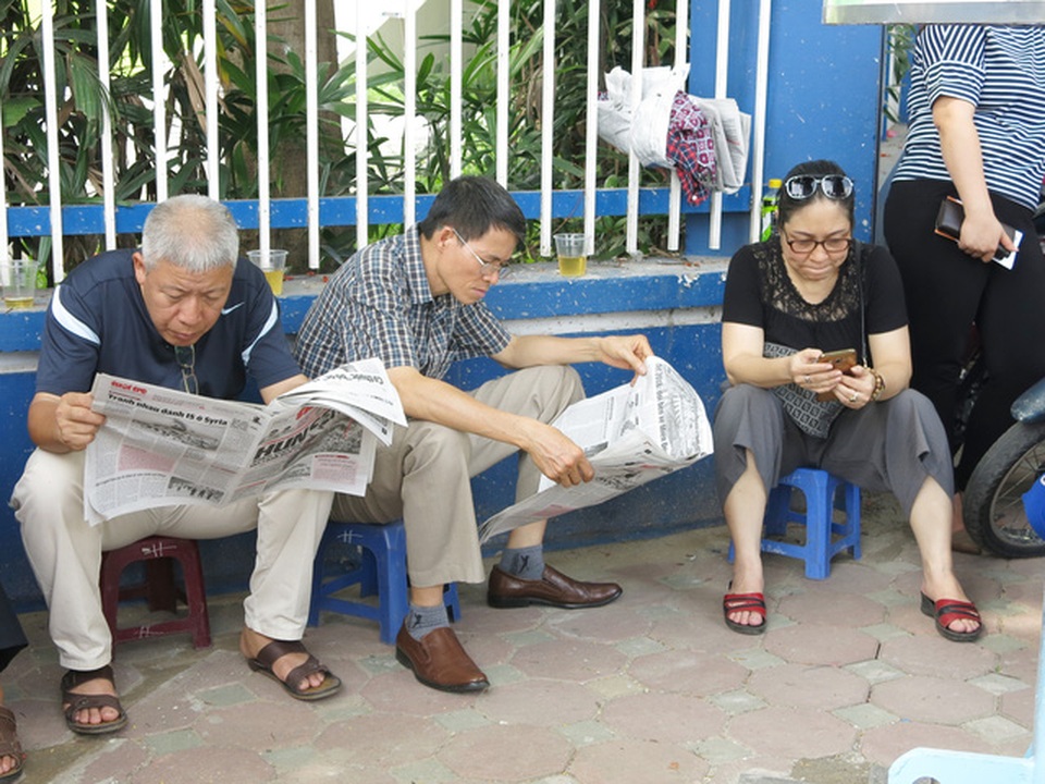 Màu áo xanh giúp xoa dịu “cái nóng” tại kỳ thi THPT Quốc gia 2017 - 7 Các phụ huynh có thể đọc báo trong thời gian chờ thí sinh làm thủ tục dự thi