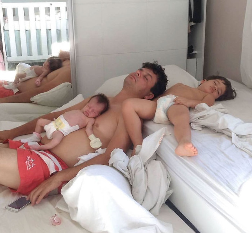 Những khoảnh khắc của cha và con - 6 Cả nhà mình cùng ngủ!