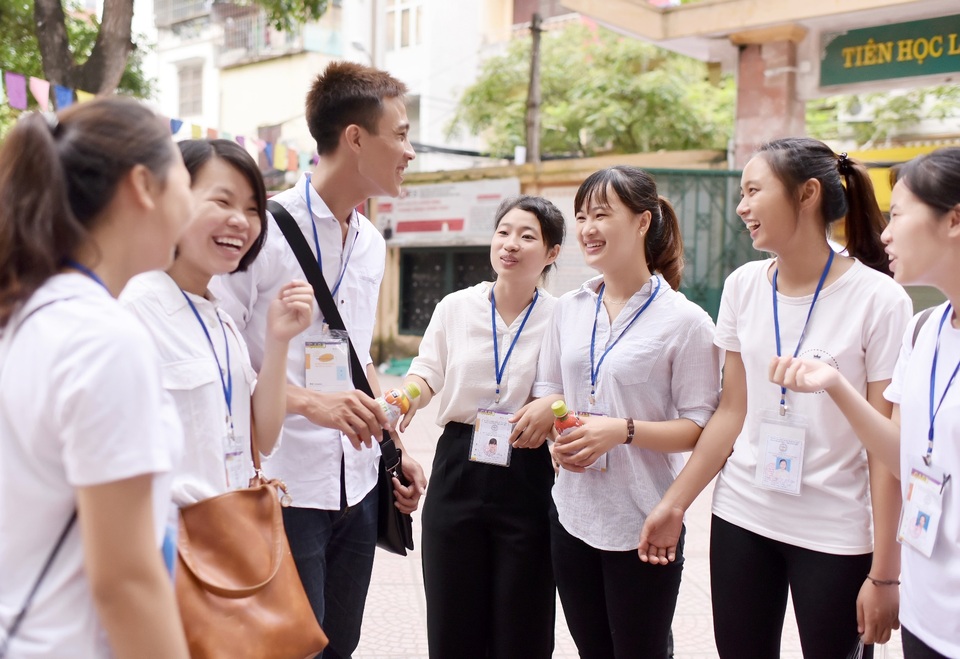 MC Phan Anh selfie cùng sĩ tử trên xe buýt tiếp năng lượng, thêm sức bền mùa thi của Nutriboost - 6 Sự có mặt của “đàn anh” nổi tiếng đã khiến các thí sinh vô cùng hồ hởi. “Sự có mặt của anh Phan Anh cùng những chia sẻ, động viên của anh khiến em và các bạn cảm thấy như được tiếp thêm năng lượng tích cực và sức bền để sẵn sàng vượt qua tâm lý lo lắng và hoàn thành trọn vẹn các bài thi.”, Huyền Châu – một thí sinh có mặt trên chuyến xe buýt chia sẻ.